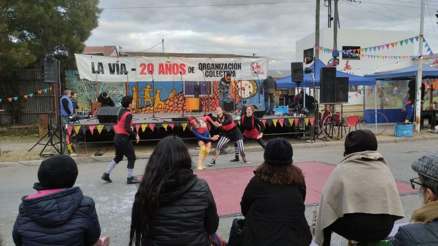 El Centro Social y Cultural "La Vía" celebró sus 20 años con arte en la calle