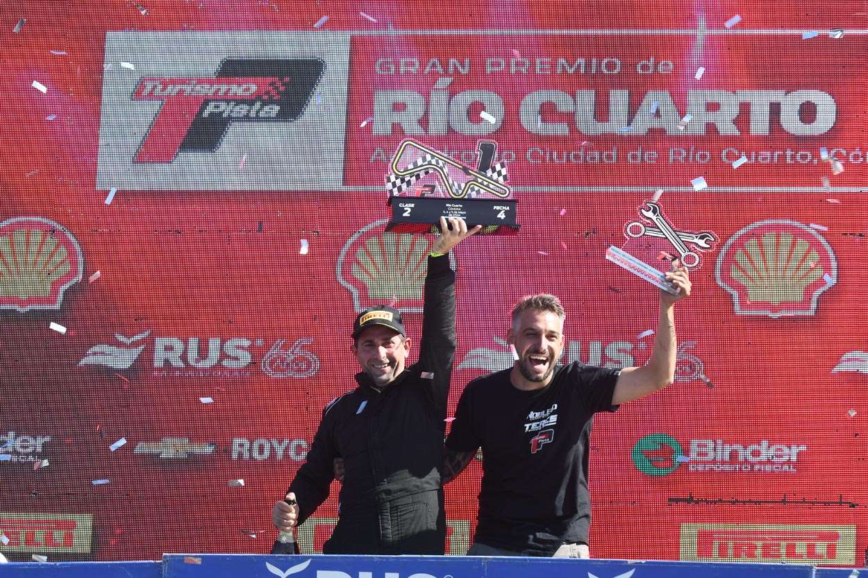 Costamagna festeja en el podio de Río Cuarto.