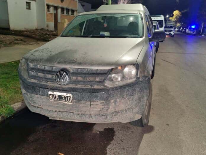 La camioneta Volkswagen Amarok quedó abandonada en la puerta del Hospital Municipal. (La Brújula 24)