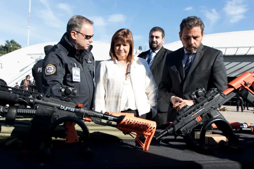 Bullrich presentó nuevas armas no letales para la Policía de Seguridad Aeroportuaria