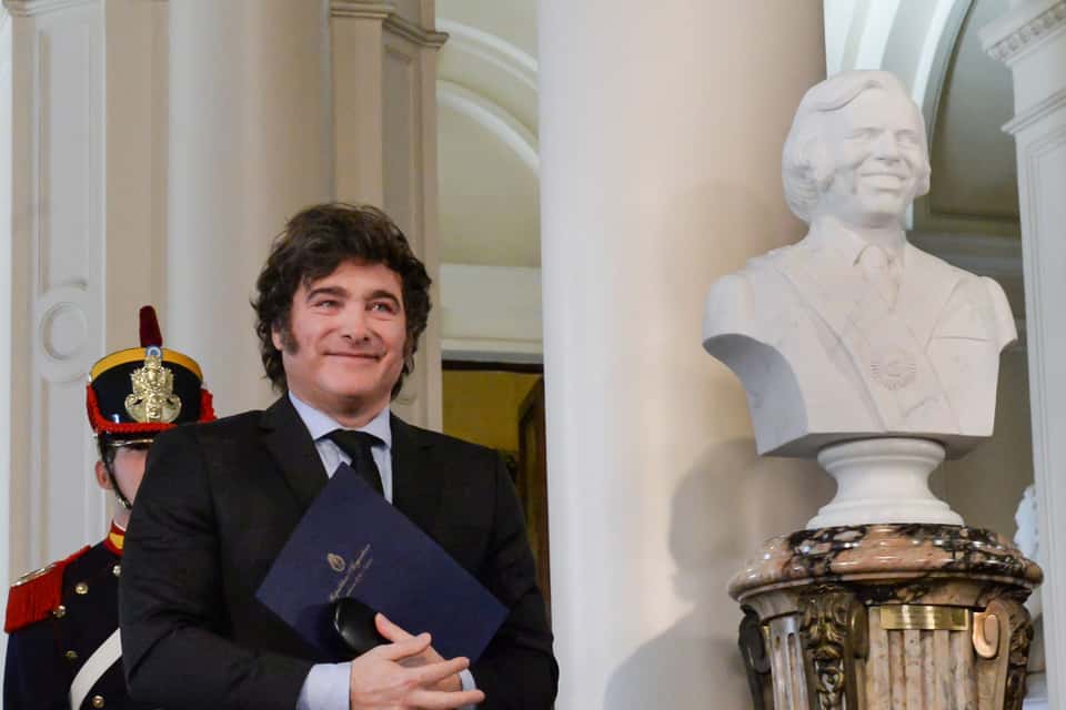 imagen Entre lágrimas, Milei inauguró el busto de Menem en Casa Rosada: “Es un acto de justicia”