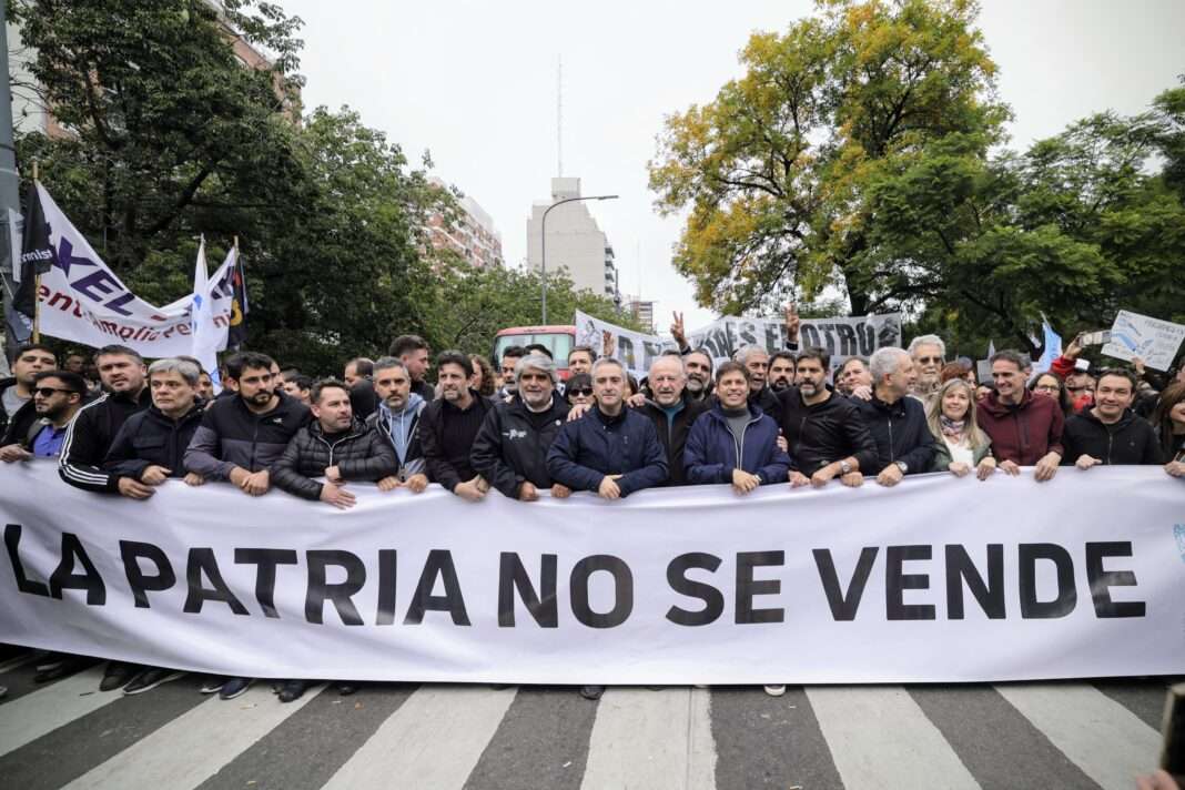 La central obrera comenzó a marchar a media mañana por la avenida Independencia con destino al Monumento Canto al Trabajo.