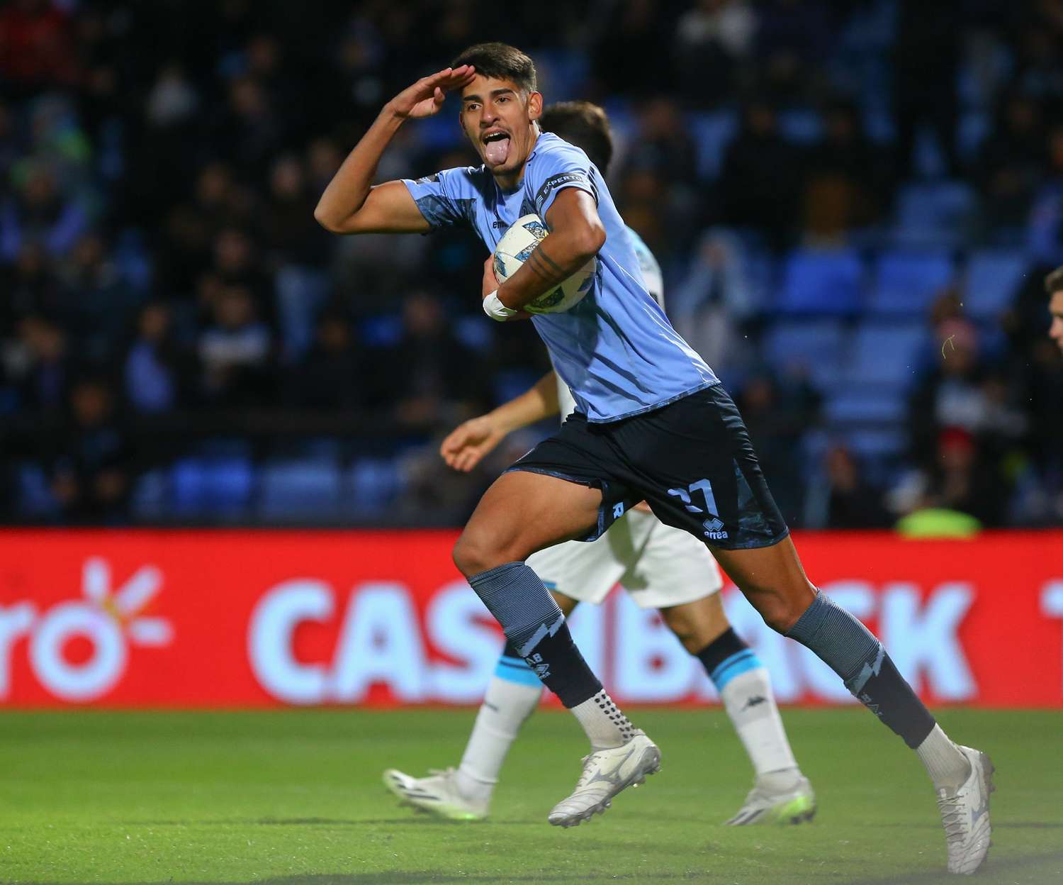 Racing goleaba, pero sufrió la remontada de Belgrano