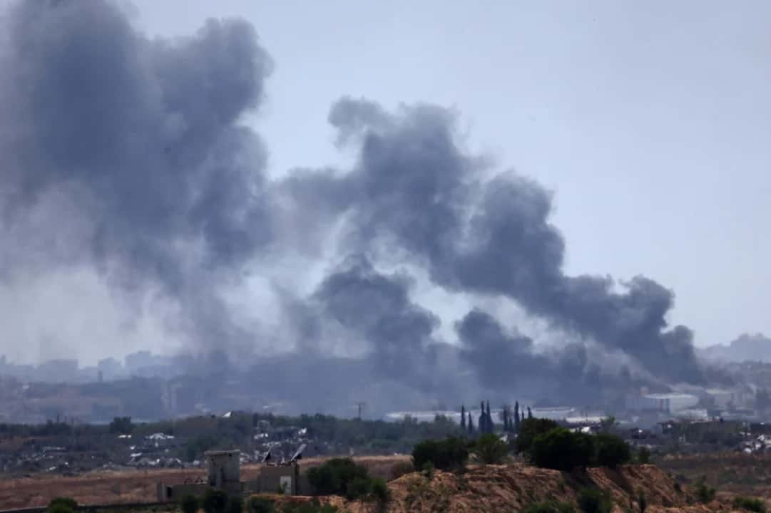 El humo se eleva en el norte de Gaza.
