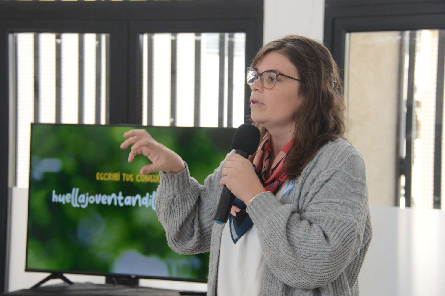 Carolina Verellén, brindando precisiones del programa Huella Joven durante la presentación de la iniciativa.