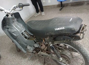 Un joven de 17 años escapó de un control y agredió a los efectivos