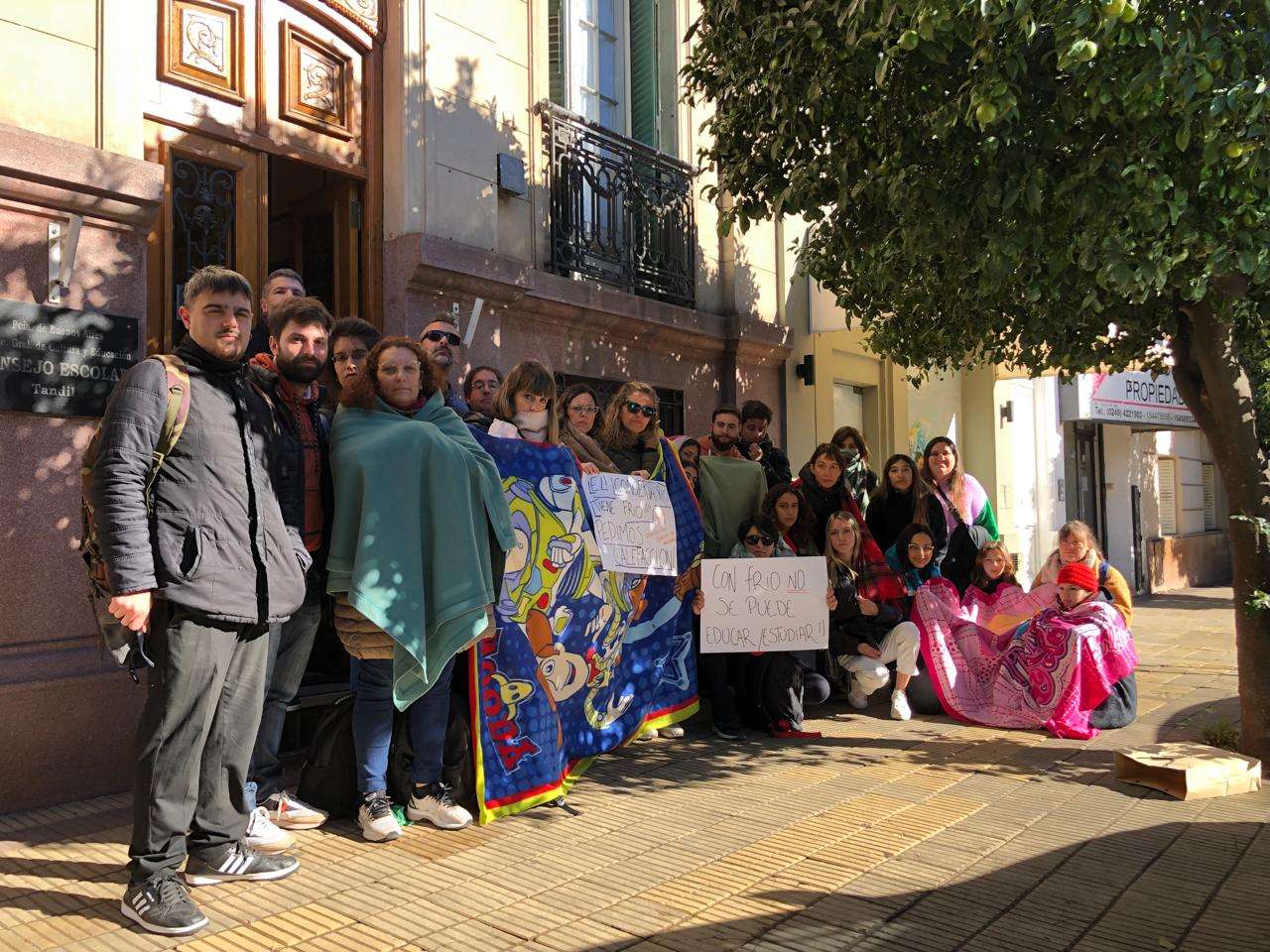 Frazadazo de estudiantes y docentes del Conservatorio de Música en las puertas del Consejo Escolar en reclamo por una solución a la falta de calefacción en el edificio de la institución.