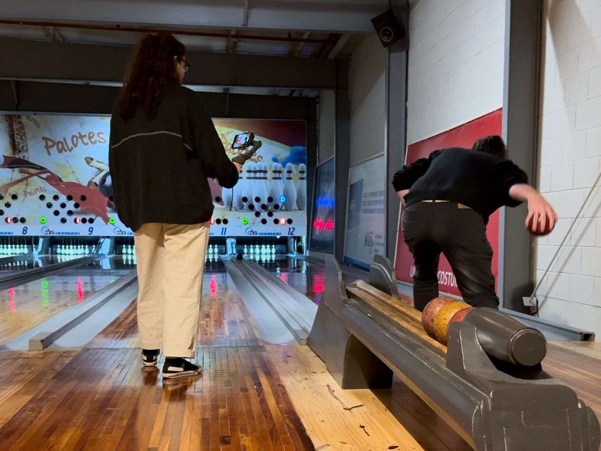 El equipo de Alto Día y un duelo al bowling en Palotes.
