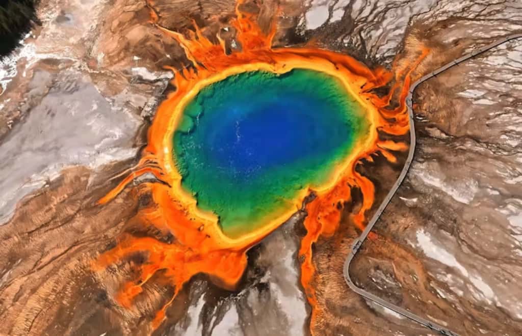 La condiciones en las que nació la vida terrestre hace unos 4 500 millones de años podrían parecerse a las de la Gran Fuente Prismática, en el Parque Nacional de Yellowstone (EE. UU.): aguas a elevadas temperaturas y ausencia de oxígeno. WorldTravelPics / Shutterstock.