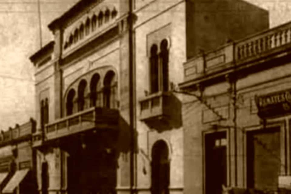 En 1901, con una tela y una máquina proyectora, comenzó el "cine" en el Teatro Cervantes de Tandil