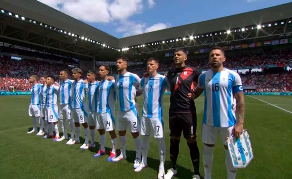 El himno argentino fue silbado por todo el estadio en el debut en los Juegos Olímpicos