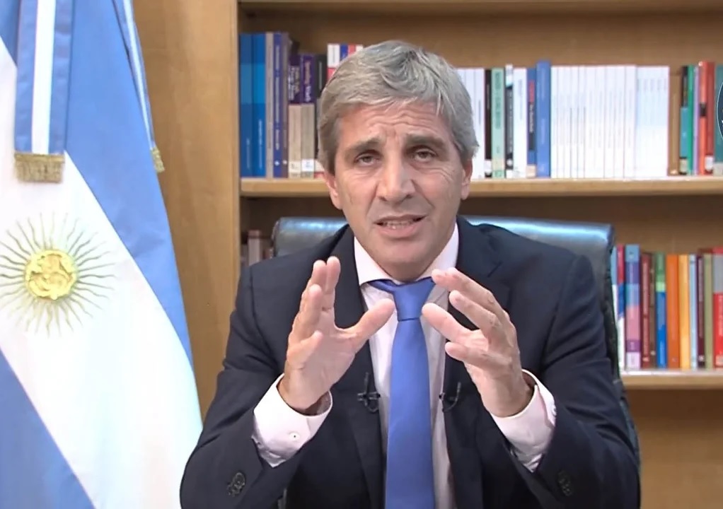 “La gente tendrá que vender dólares para pagar impuestos”, dijo el ministro Caputo
