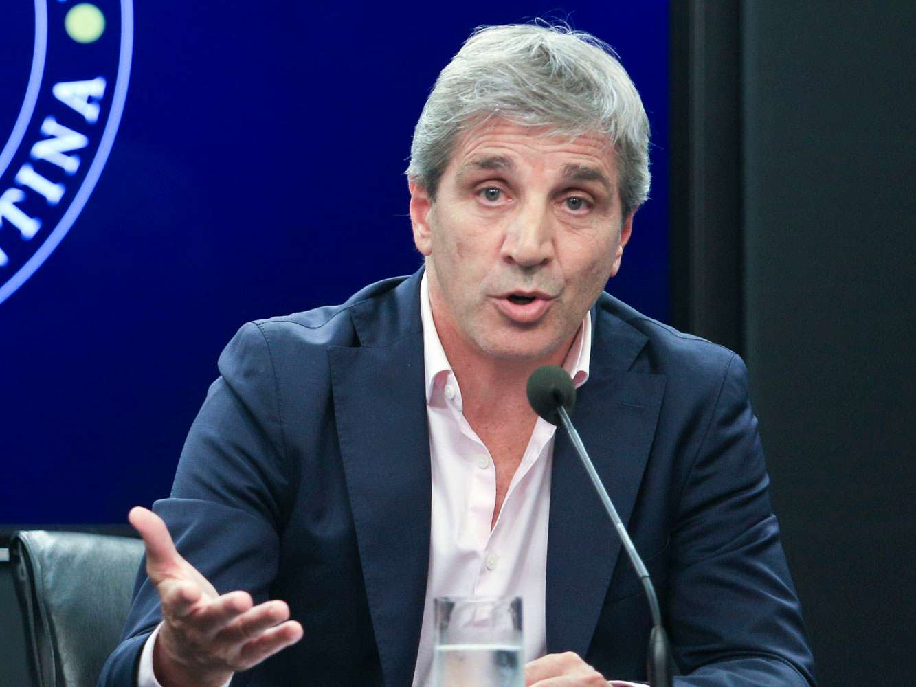 Caputo prometió "nivelar la cancha" antes de abrir la economía