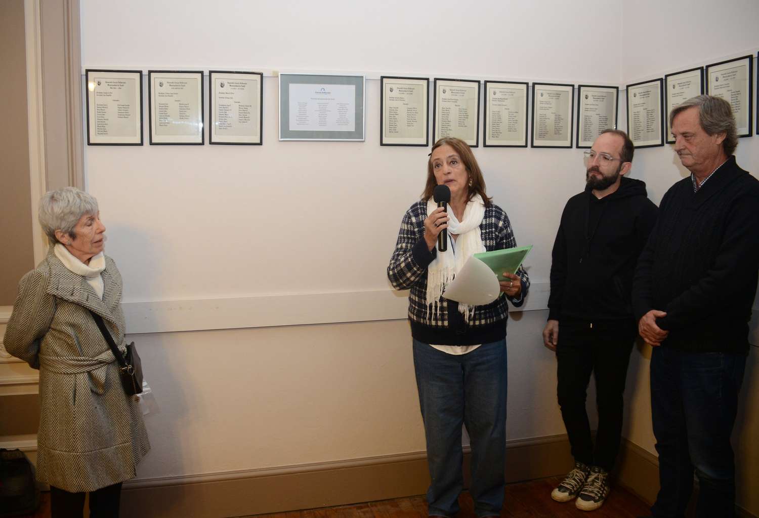 Petra Marzocca, Anahí Marocchi, Nicolás Carrillo y Juan Pablo Frolik, tras el descubrimiento del cuadro.