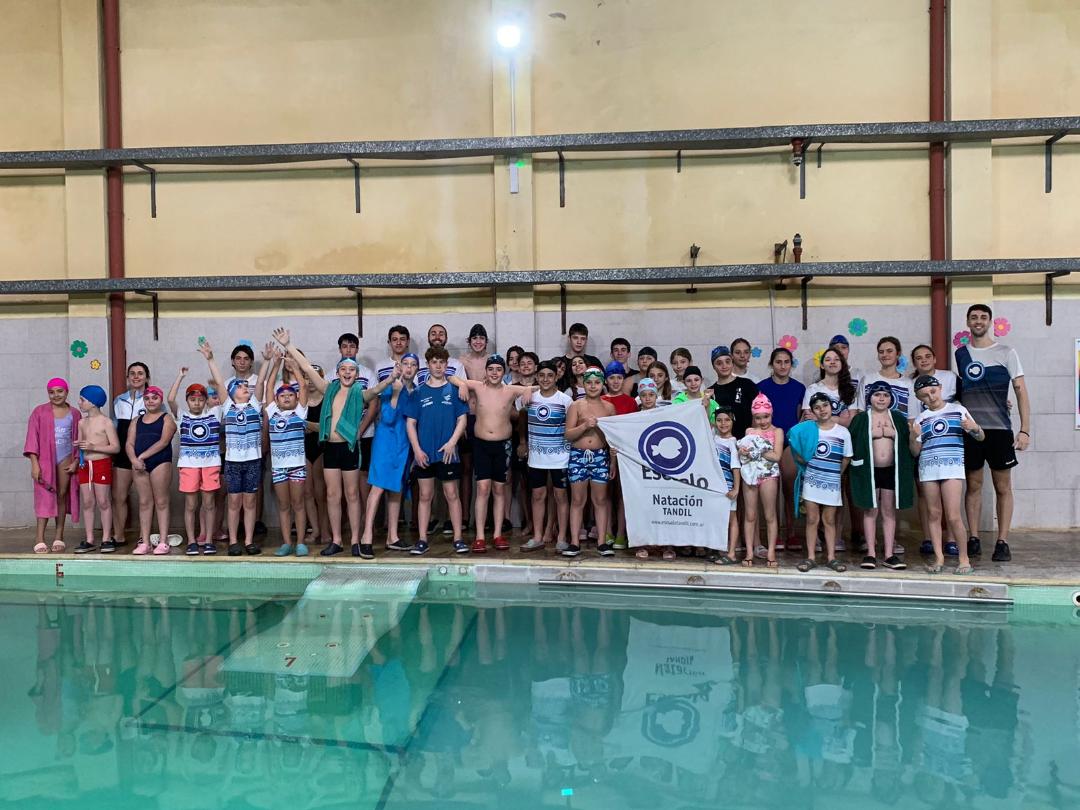 Escualo sigue arriba en la Liga Regional de natación