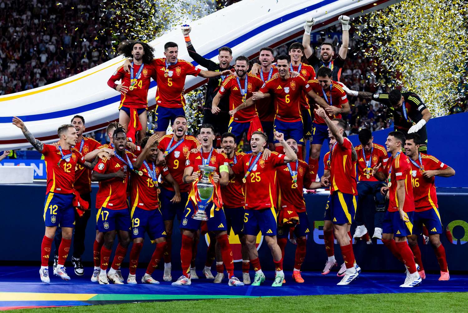 España desniveló en el final y también frustró a Inglaterra