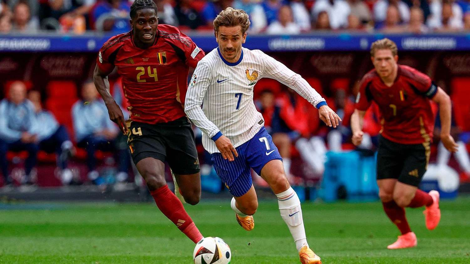 Francia hizo lo justo para avanzar a cuartos de final