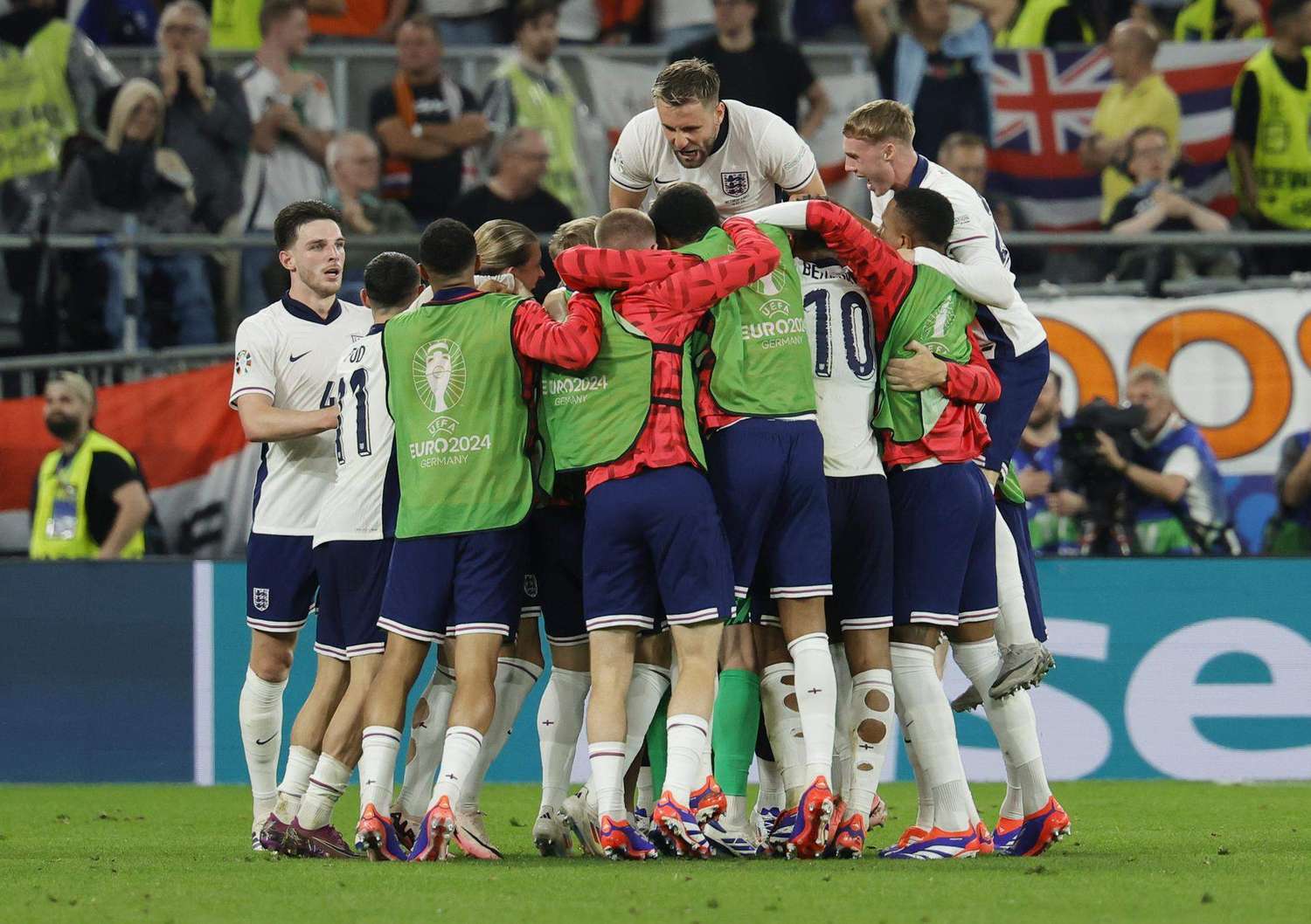 Inglaterra pegó sobre la hora y jugará la final con España