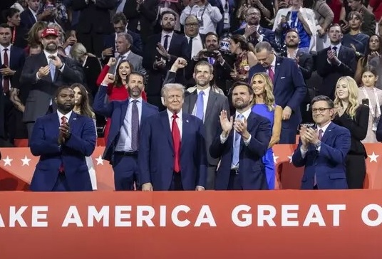 Con una venda, Donald Trump ofreció su primer discurso público tras el atentado