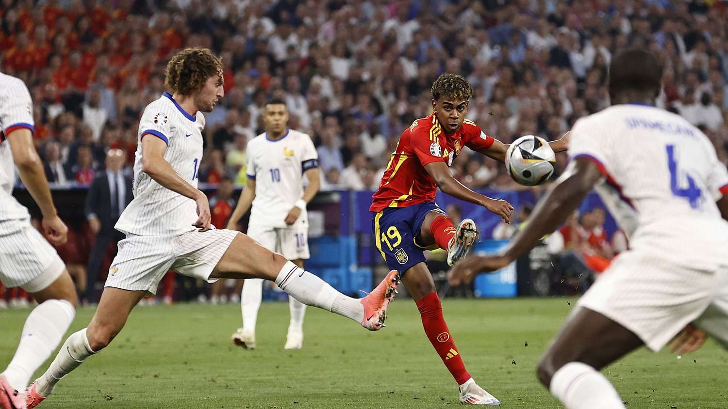 Con dos golazos, España dejó en el camino a Francia