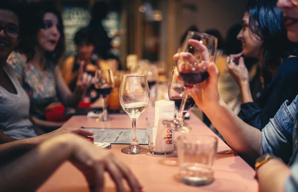 Foto de Helena Lopes: https://www.pexels.com/es-es/foto/gente-bebiendo-licor-y-hablando-en-la-mesa-de-comedor-foto-de-primer-plano-696218/