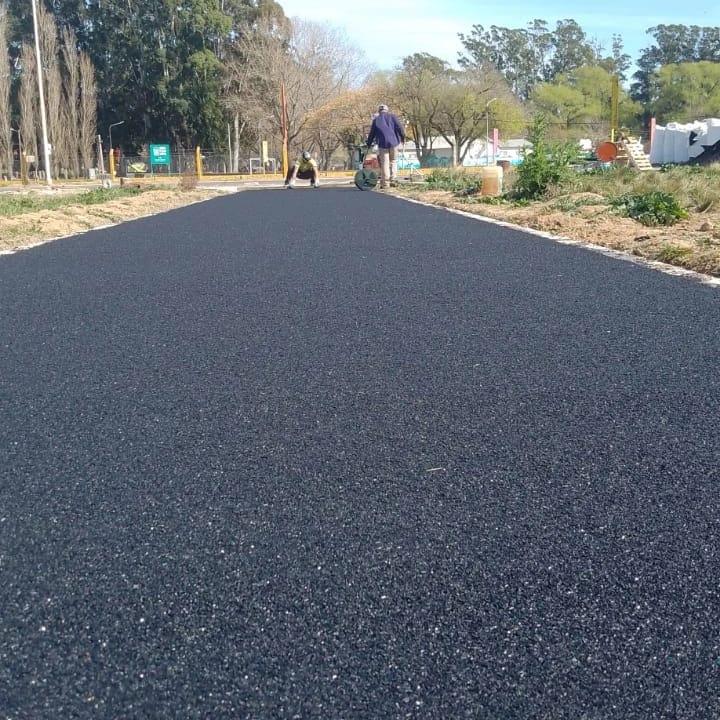 Colocan el piso en la pista de atletismo: "Va a ser un faro del desarrollo del deporte"