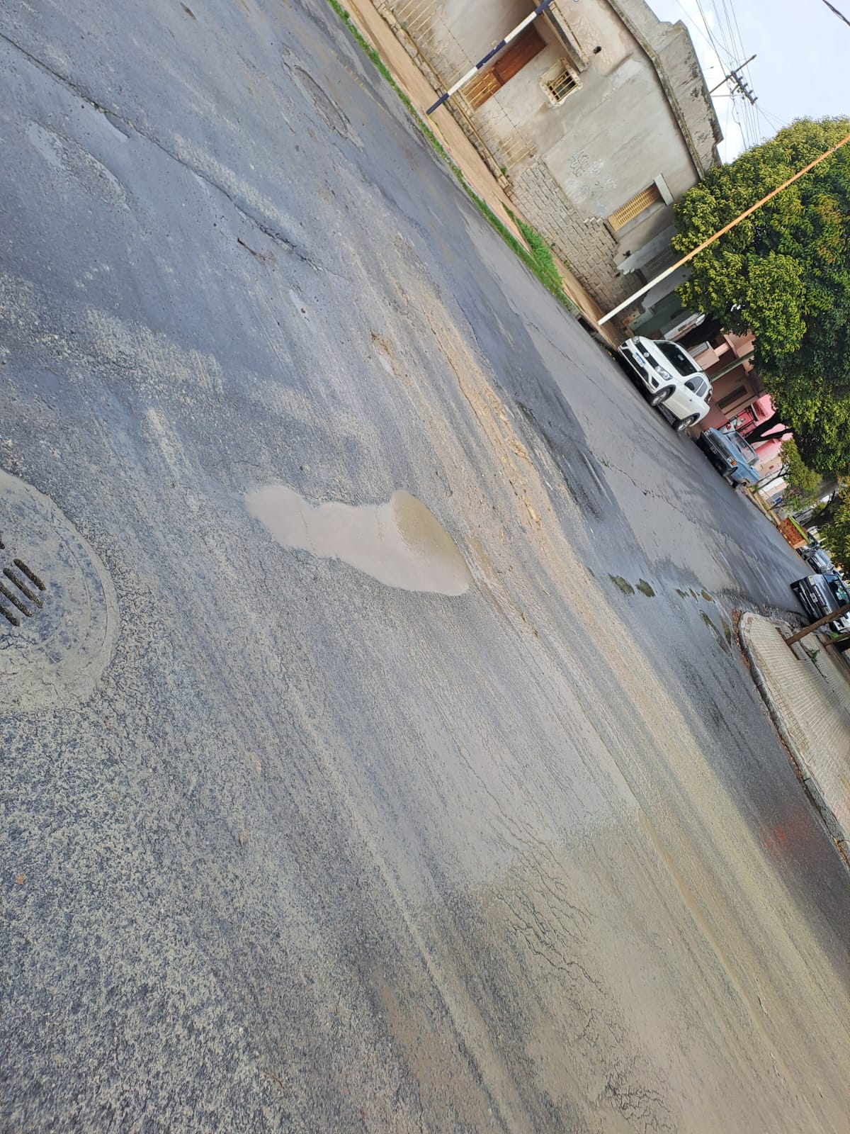La lluvia volvió a rebalsar las cloacas en Alsina y Pellegrini