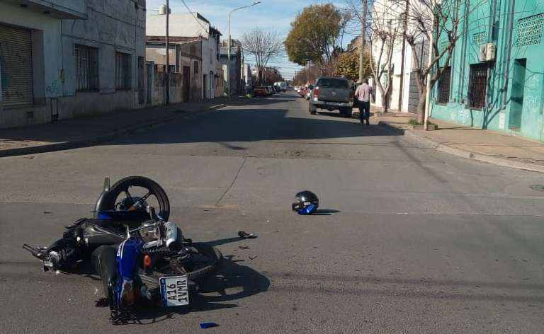 Se encuentra internado en estado delicado un joven accidentado en la esquina de Rodríguez y Montevideo