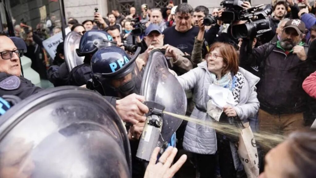 Reprimieron a los jubilados durante una movilización contra el veto