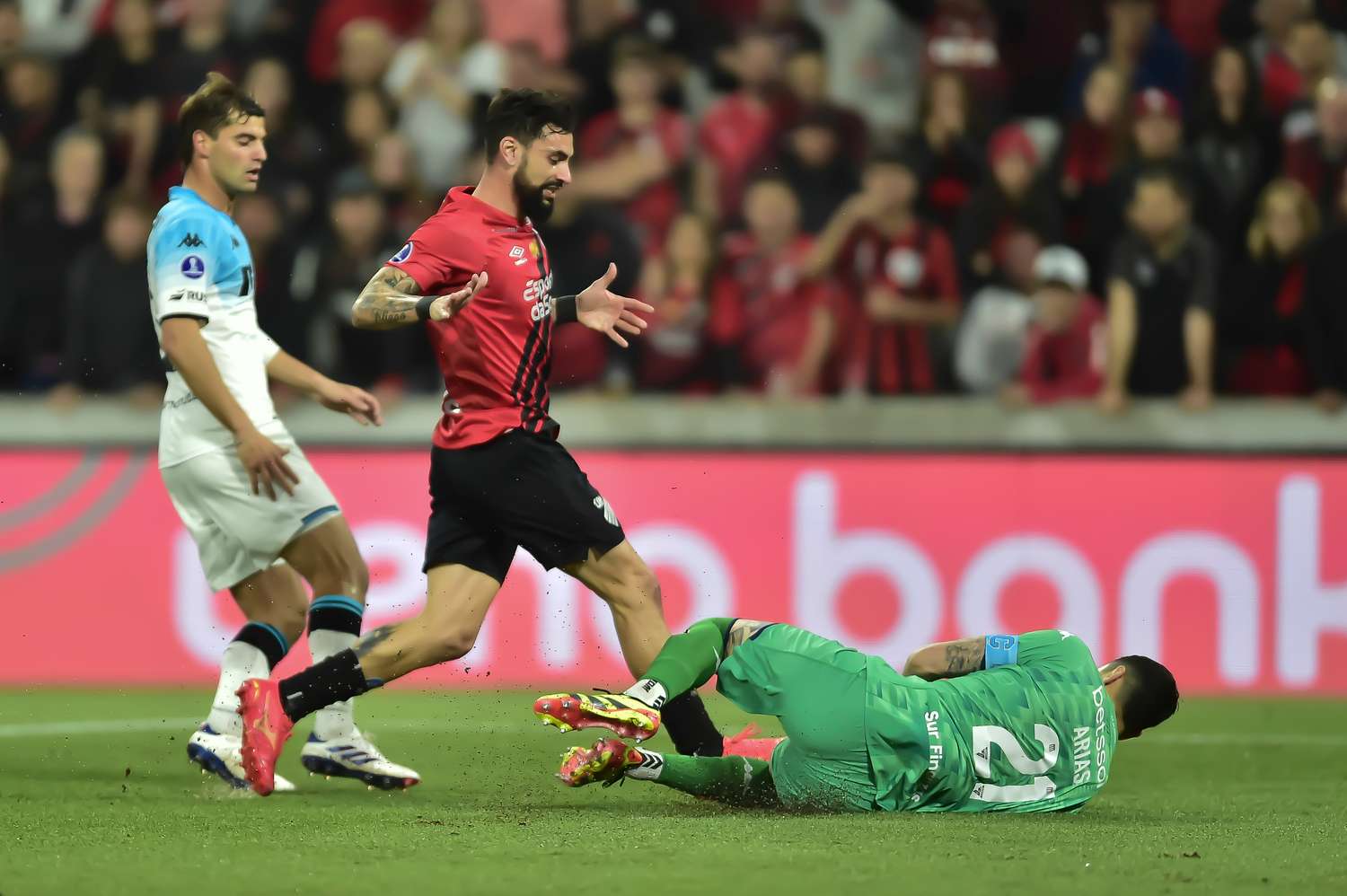 Racing empezó abajo en la serie frente a Paranaense