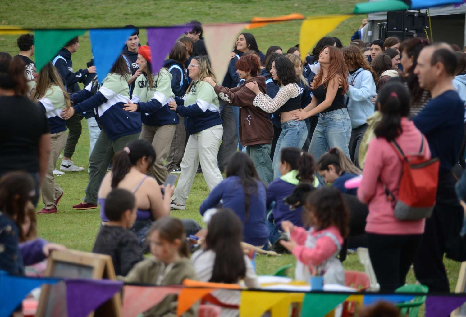 Los adolescentes recibieron la primavera con el tradicional picnic en la Plaza de las Banderas