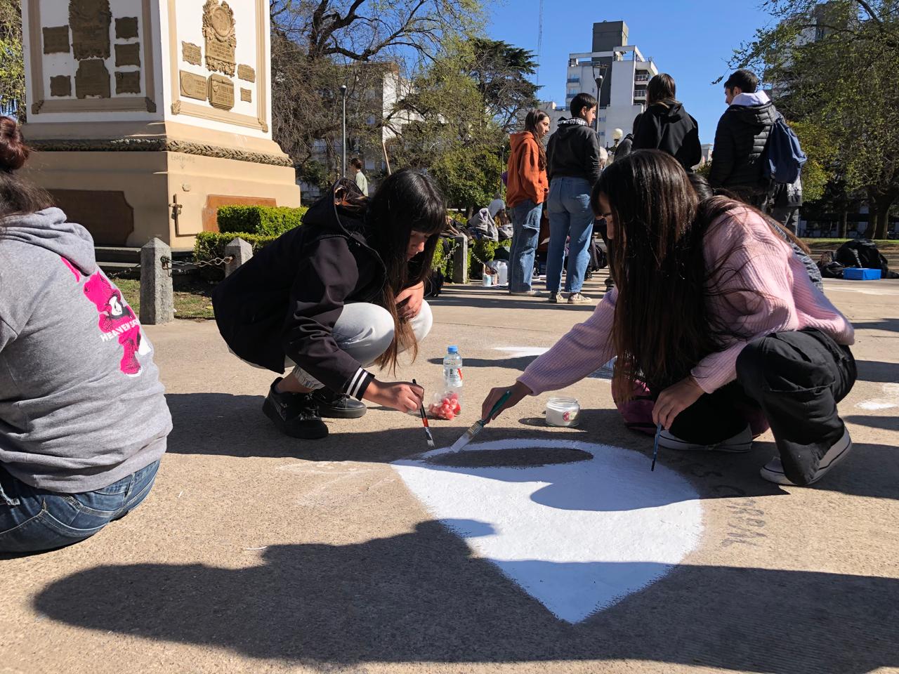 Estudiantes pintaron los pañuelos de la Plaza: “Queremos que el Nunca Más sea Nunca Más”
