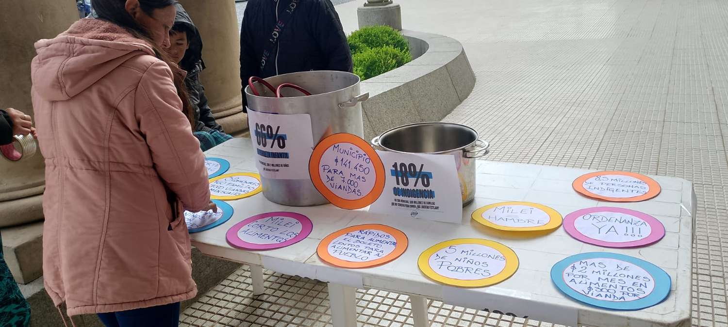 Comedores comunitarios se manifestaron en las puertas del Municipio:"¿Quién come con 20 pesos por día?"