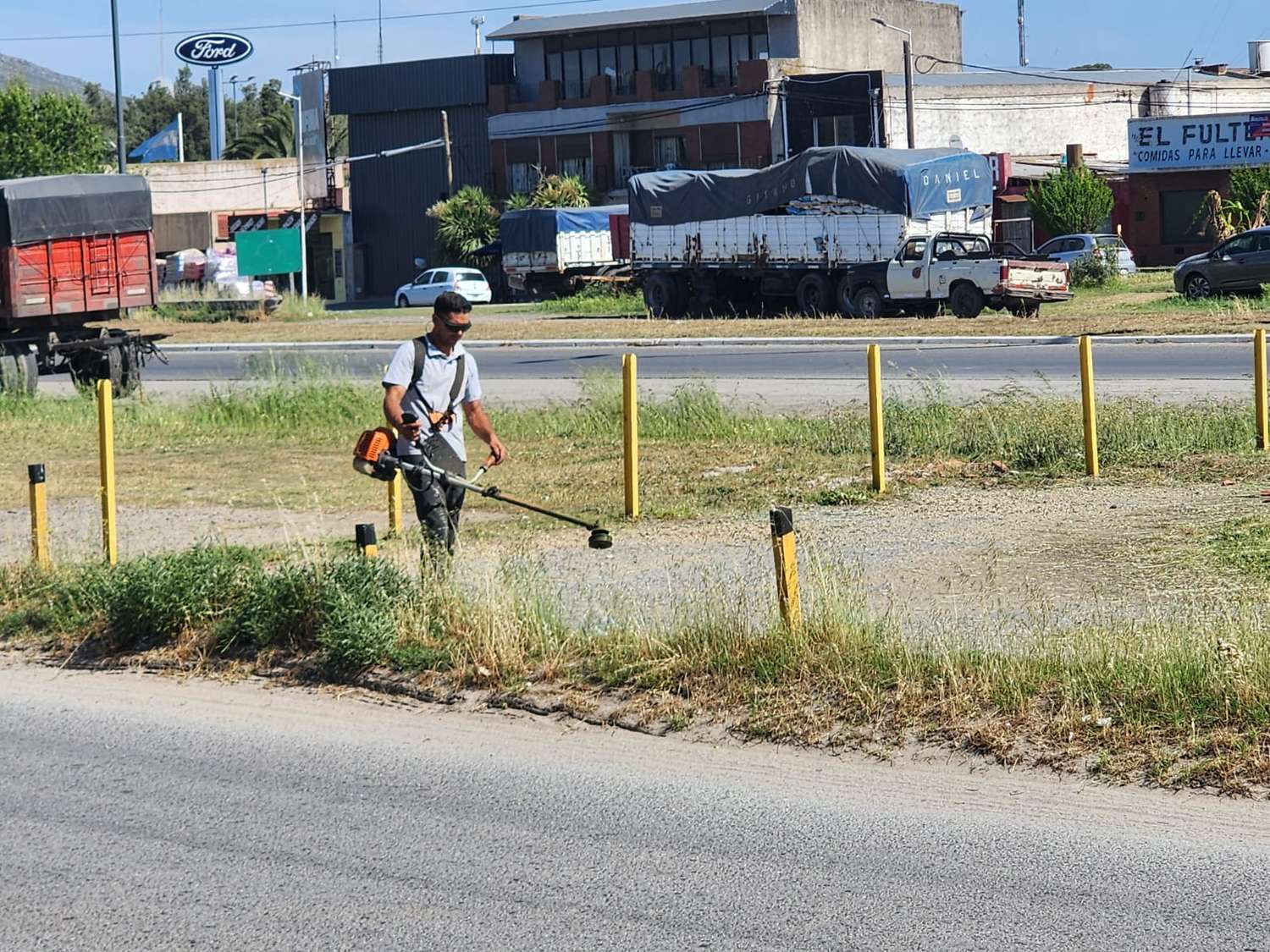 Vecinos debieron cortar el pasto al costado de la Ruta 226