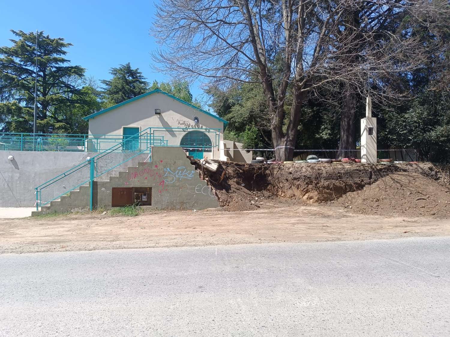 Comenzó la obra de la vereda en la escuela y el jardín de Arroyo Seco
