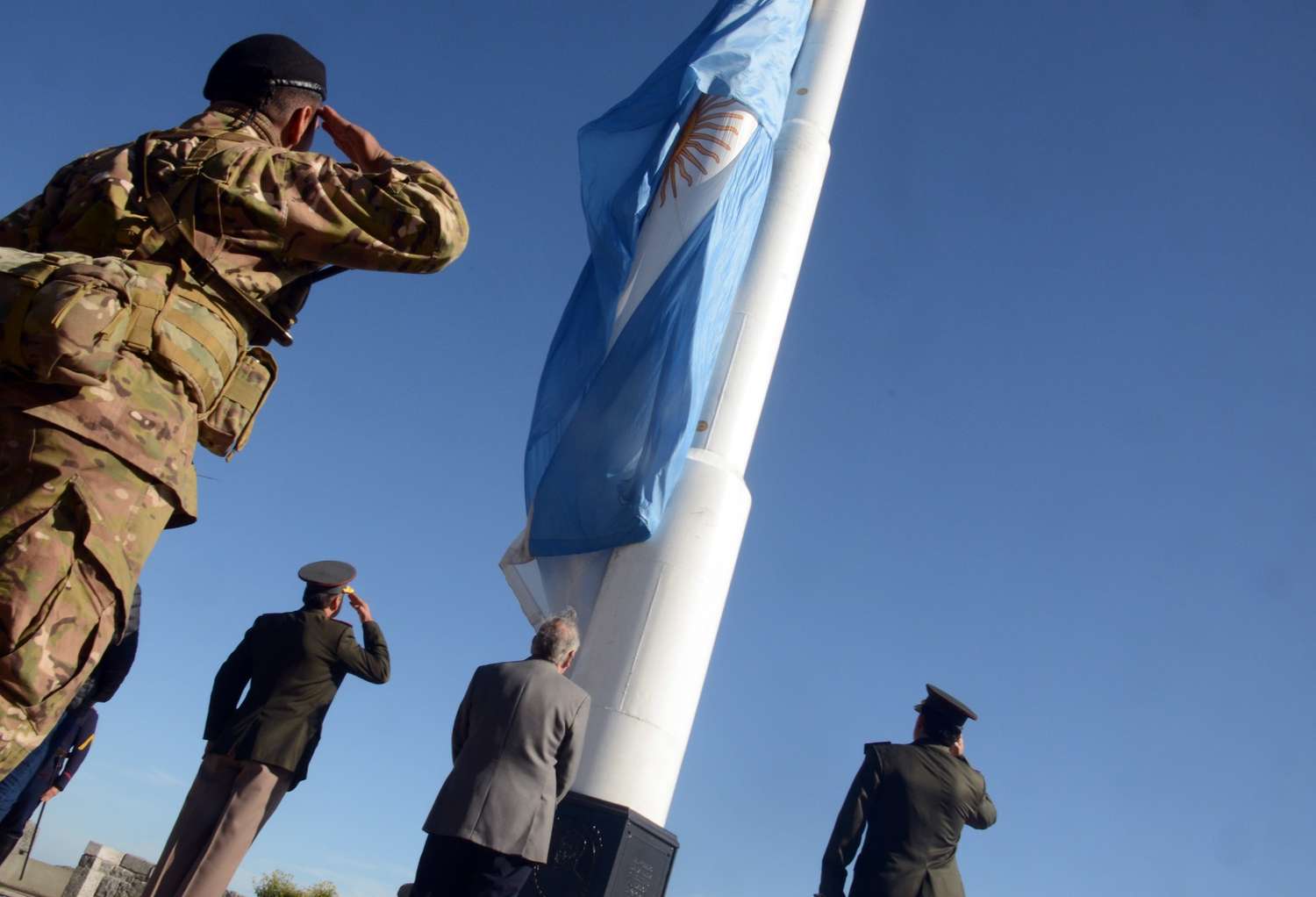Mástil del Bicentenario: la Banda del Ejército se sumó a izar y arriar la bandera los fines de semana