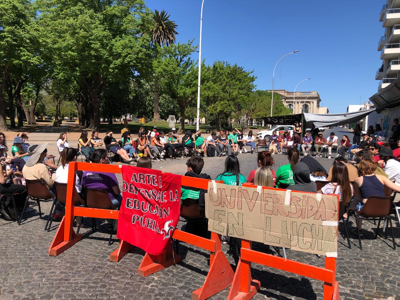 En medio de la toma, los universitarios suman un paro de actividades