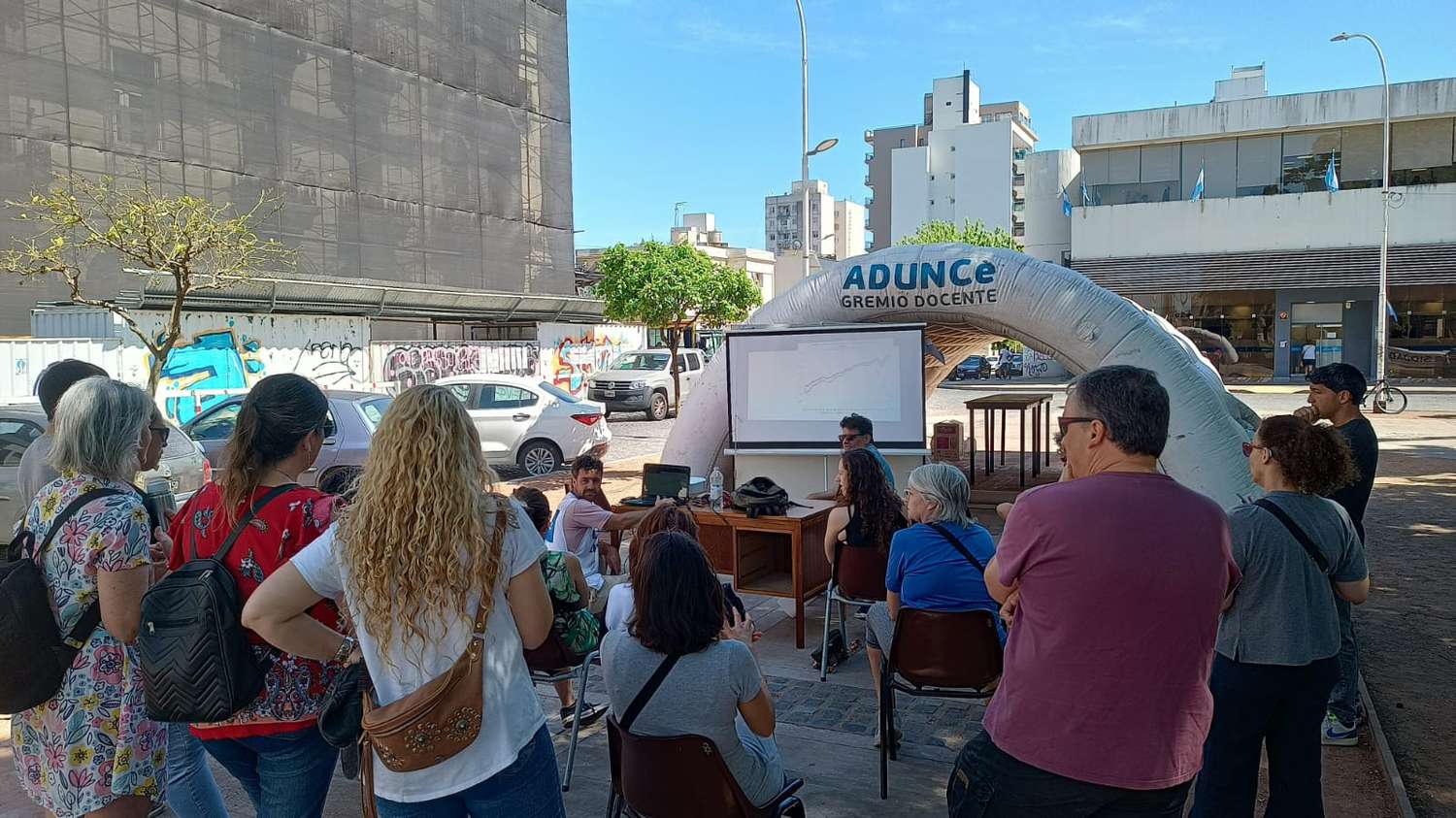 Paro en Tandil: clases públicas y pintada de banderas en defensa de la Unicen