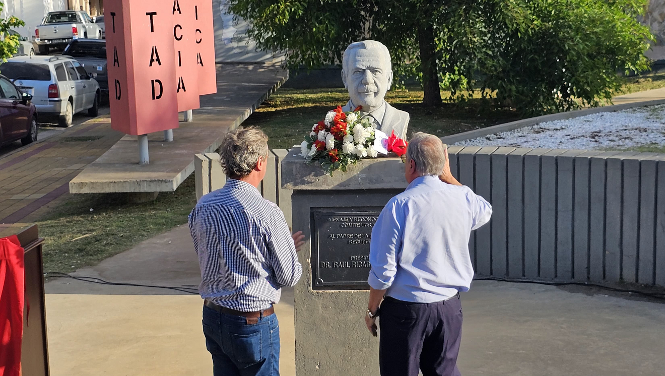 El radicalismo homenajeó a Alfonsín y llamó a defender la democracia a 41 años de su retorno