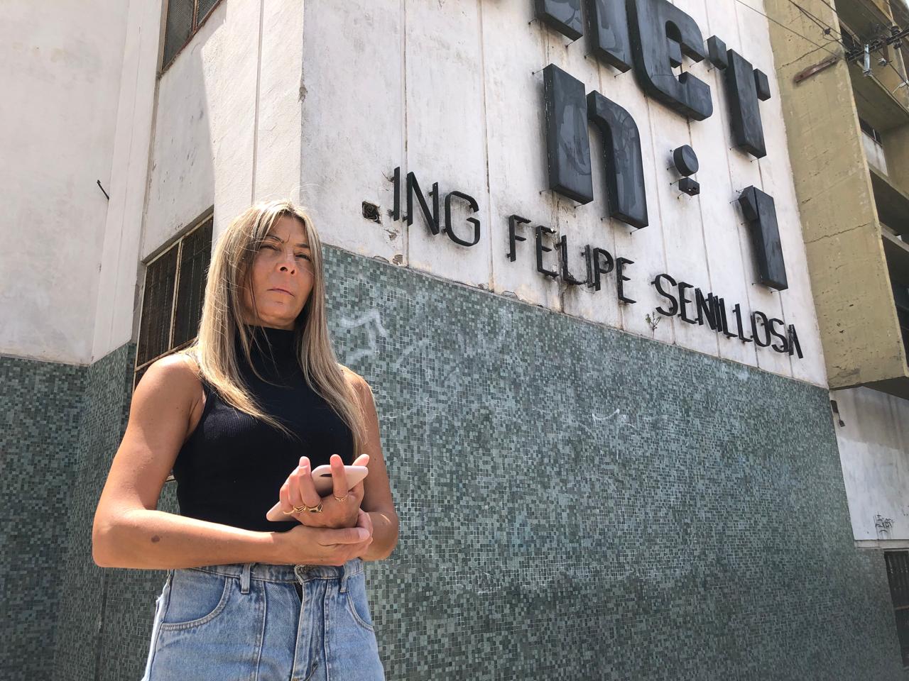 La madre de una alumna acosada por el docente detenido por femicidio: “Seguía libre y entre los chicos”
