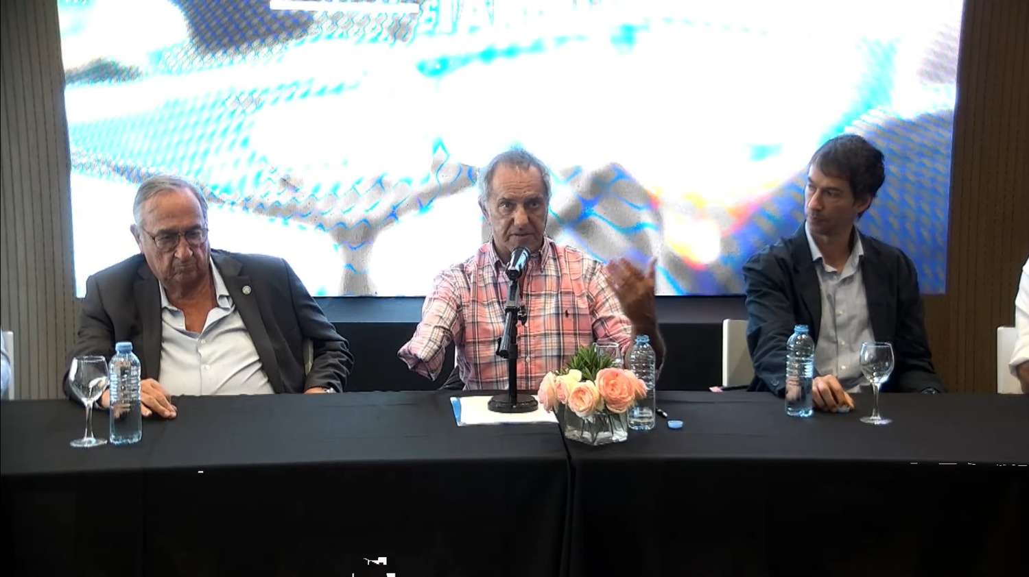 Scioli en la ciudad: “En el mes de febrero empiezan los vuelos regulares a Tandil”