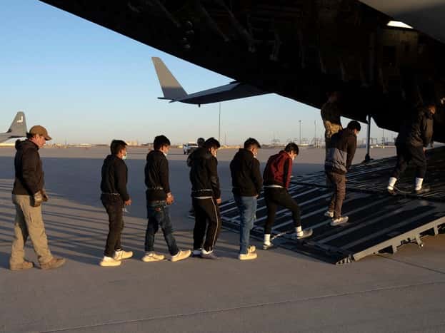 El Gobierno denunció el uso de esposas en deportados