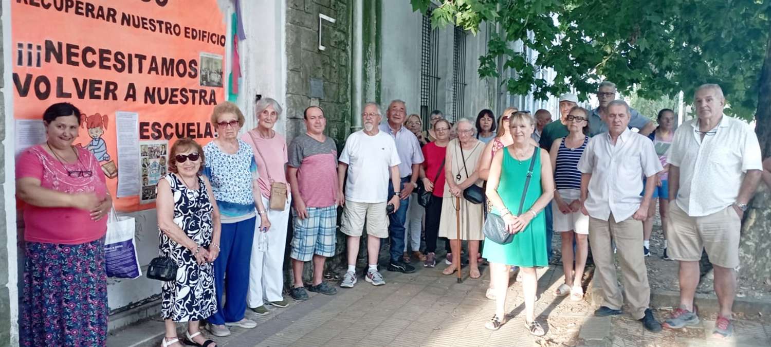 Abrazo a la Escuela 7: alumnos, egresados, docentes y directivos reclamaron por la continuidad de la obra