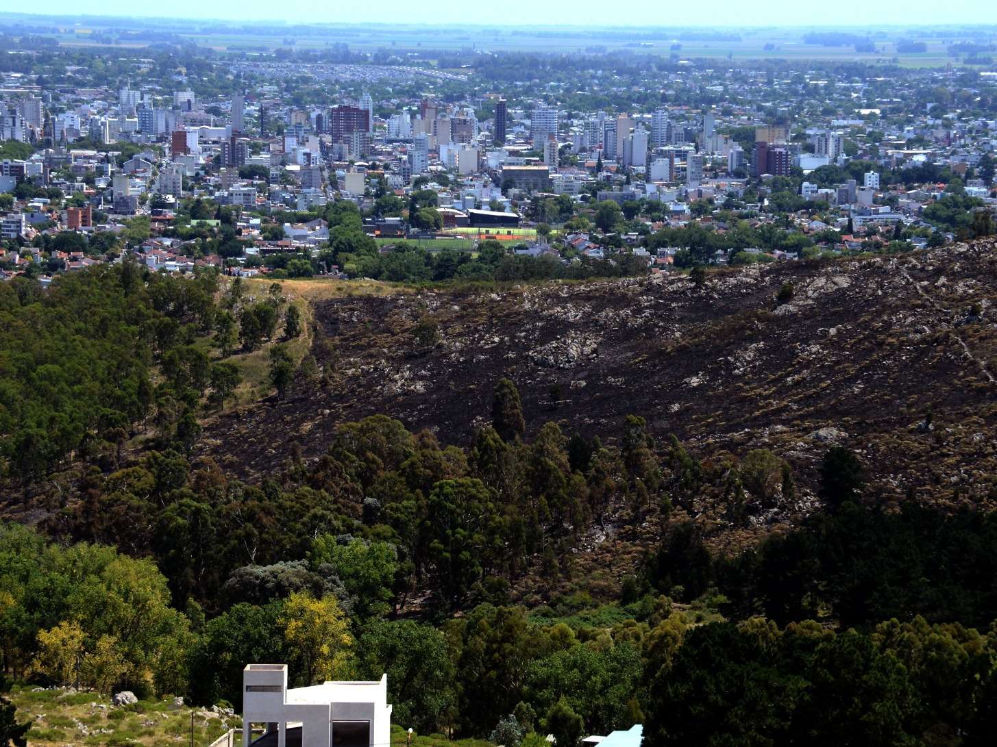 Bomberos de Tandil apagaron el fuego, Provincia desplegó un mega-operativo y el incendio está “contenido”