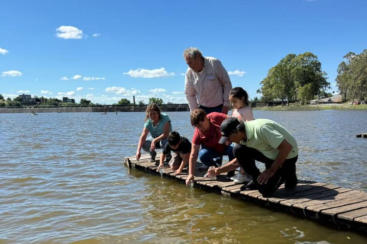 Así siembran pejerreyes en el Lago: un trabajo que mantiene el ecosistema y ayuda a la pesca deportiva