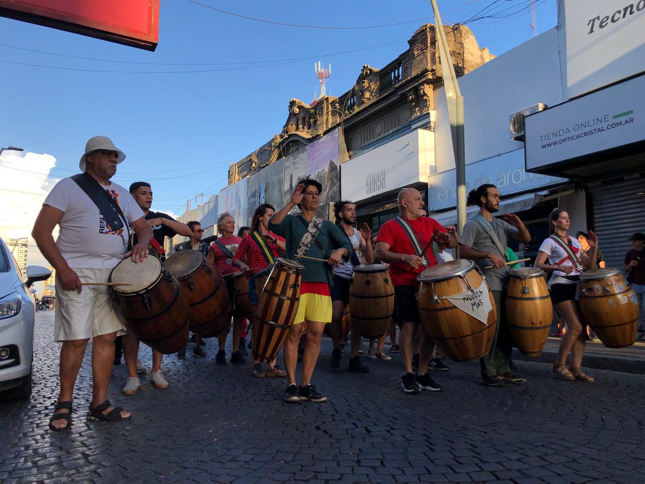Llamada de Año Nuevo: las murgas y comparsas de Tandil recorrieron las calles por 31era vez