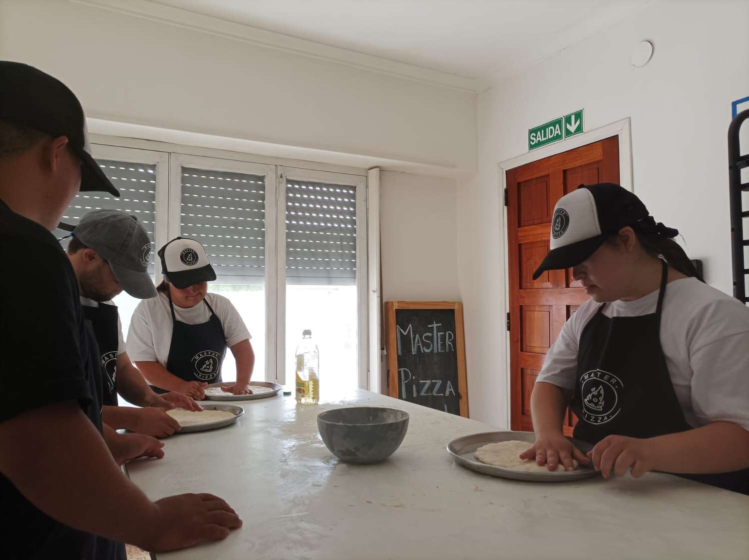 Formaron la primera cooperativa de personas con síndrome de down y elaboran 80 pizzas por día