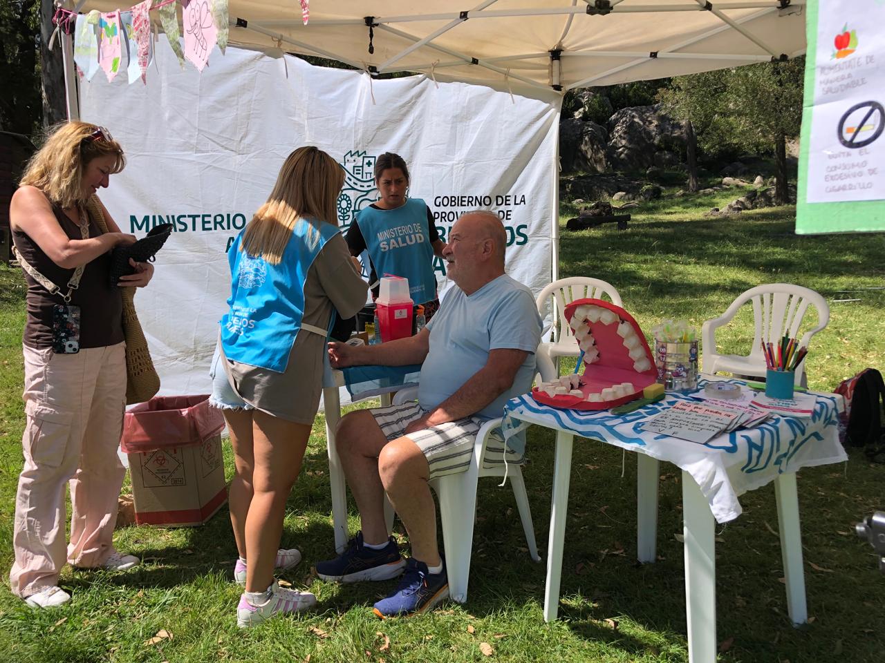 Posta Sanitaria Provincial en La Movediza: toman la presión, y hacen juegos de salud y caminatas