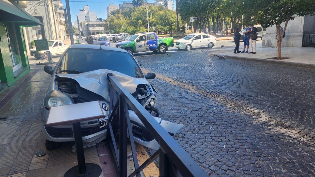 Una mujer hospitalizada tras un fuerte accidente en Belgrano y Chacabuco