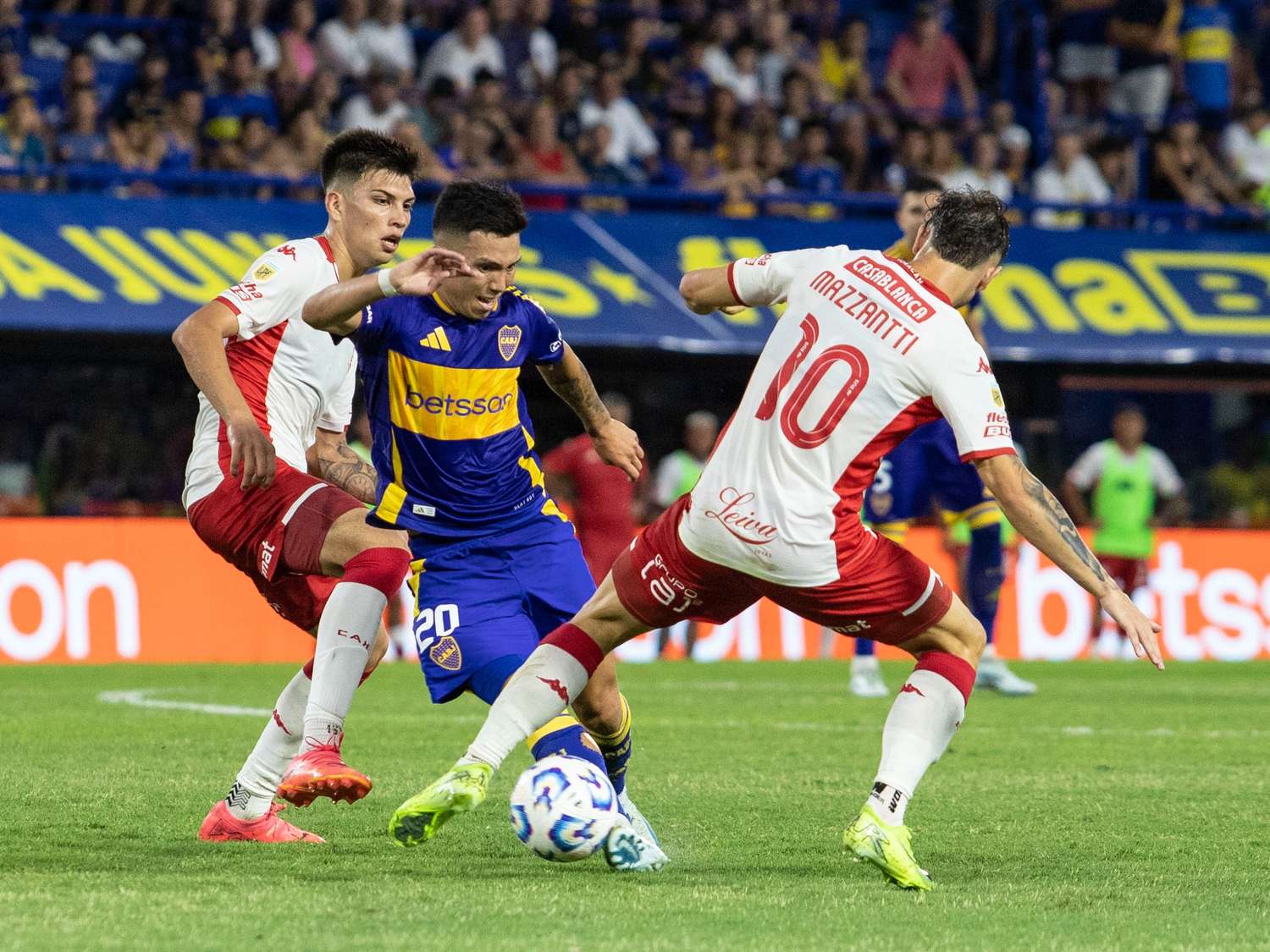 Boca luchó y consiguió su primera victoria en el torneo